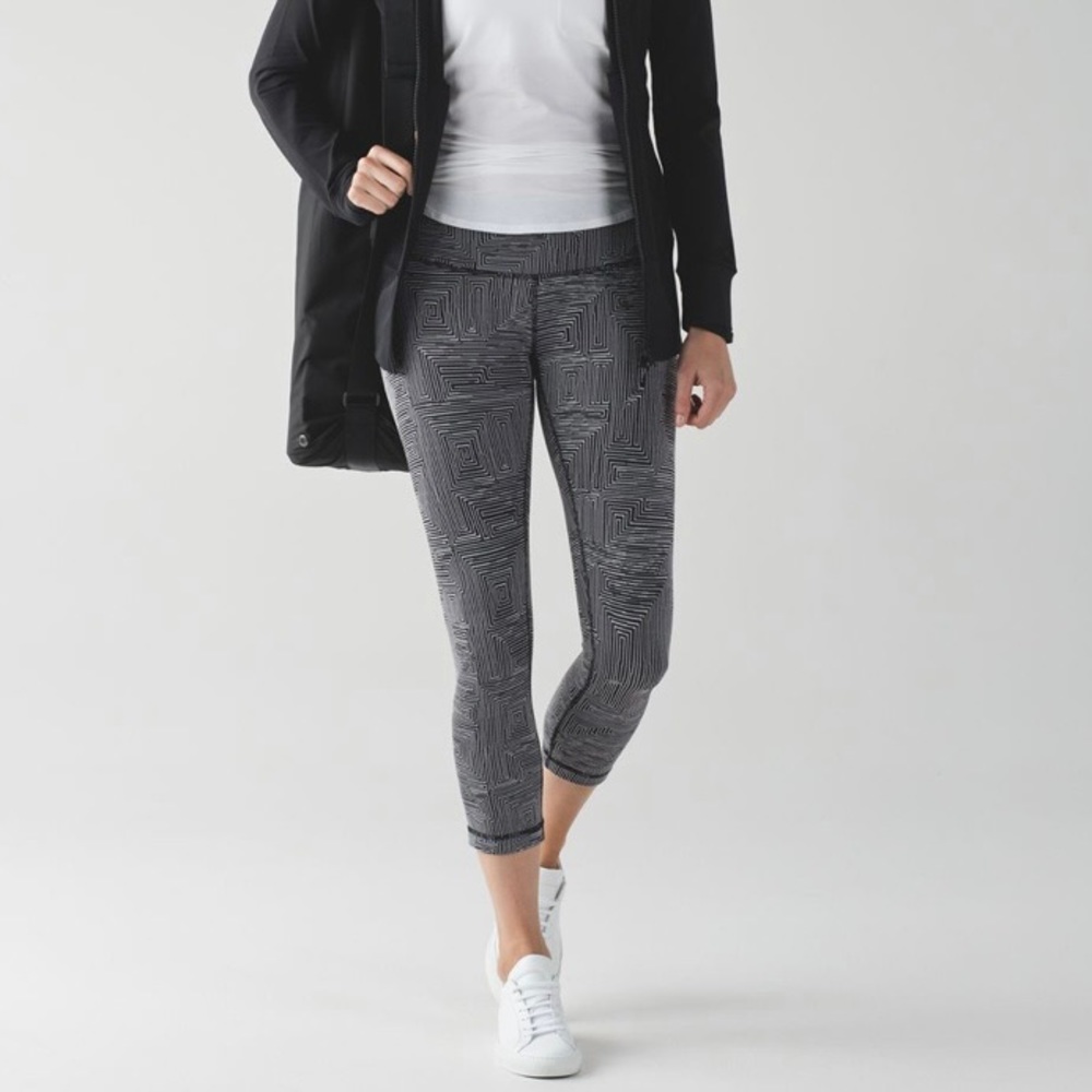 Lululemon Wunder Under Crop III Maze Jacquard White Black Size 6